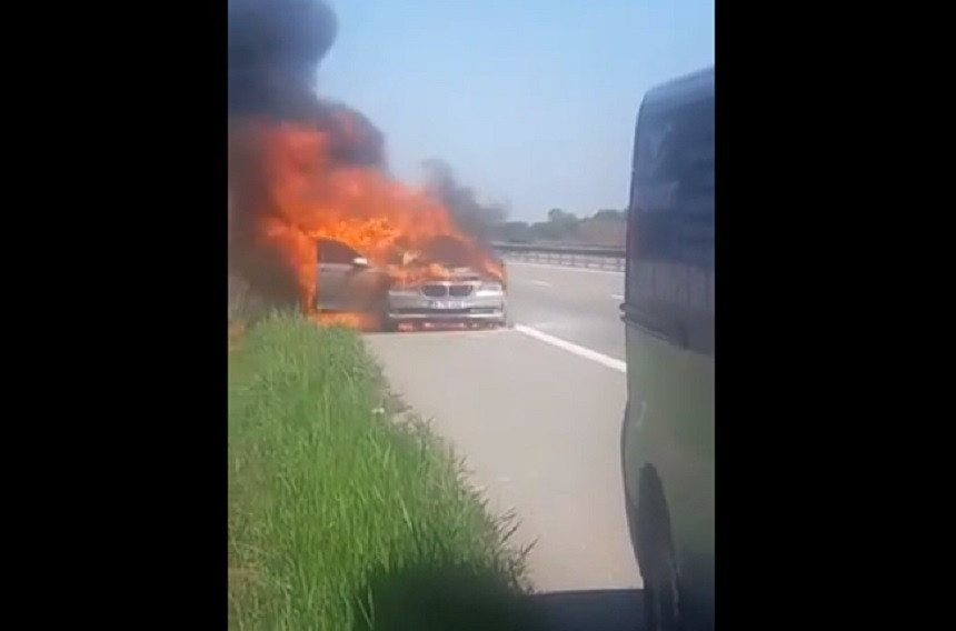 O limuzină a luat foc pe Autostrada A1, în timpul mersului. VIDEO
