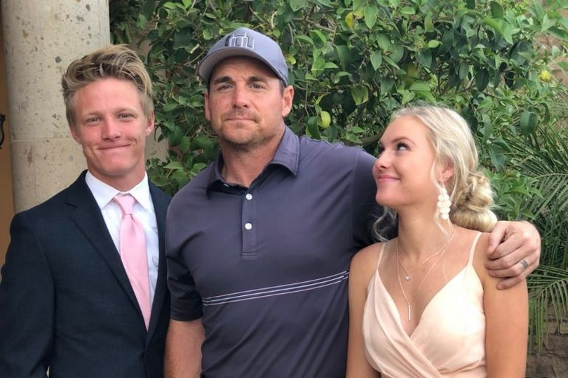 Detaliul din imagine care a stârnit revoltă. Cum s-a pozat un tată alături de fiica lui