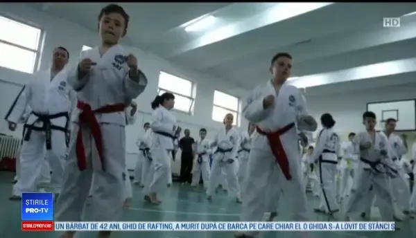 Podiumuri internaționale ocupate de copiii României, pregătiți de doi soți pasionați de taekwondo