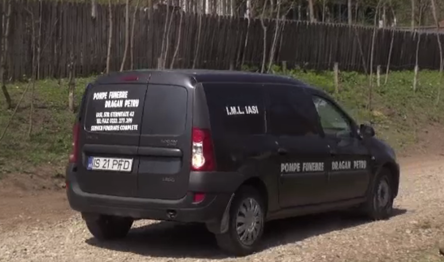 Bărbat găsit mort în curtea unui vecin, după ce a rămas să înnopteze în casa părintească