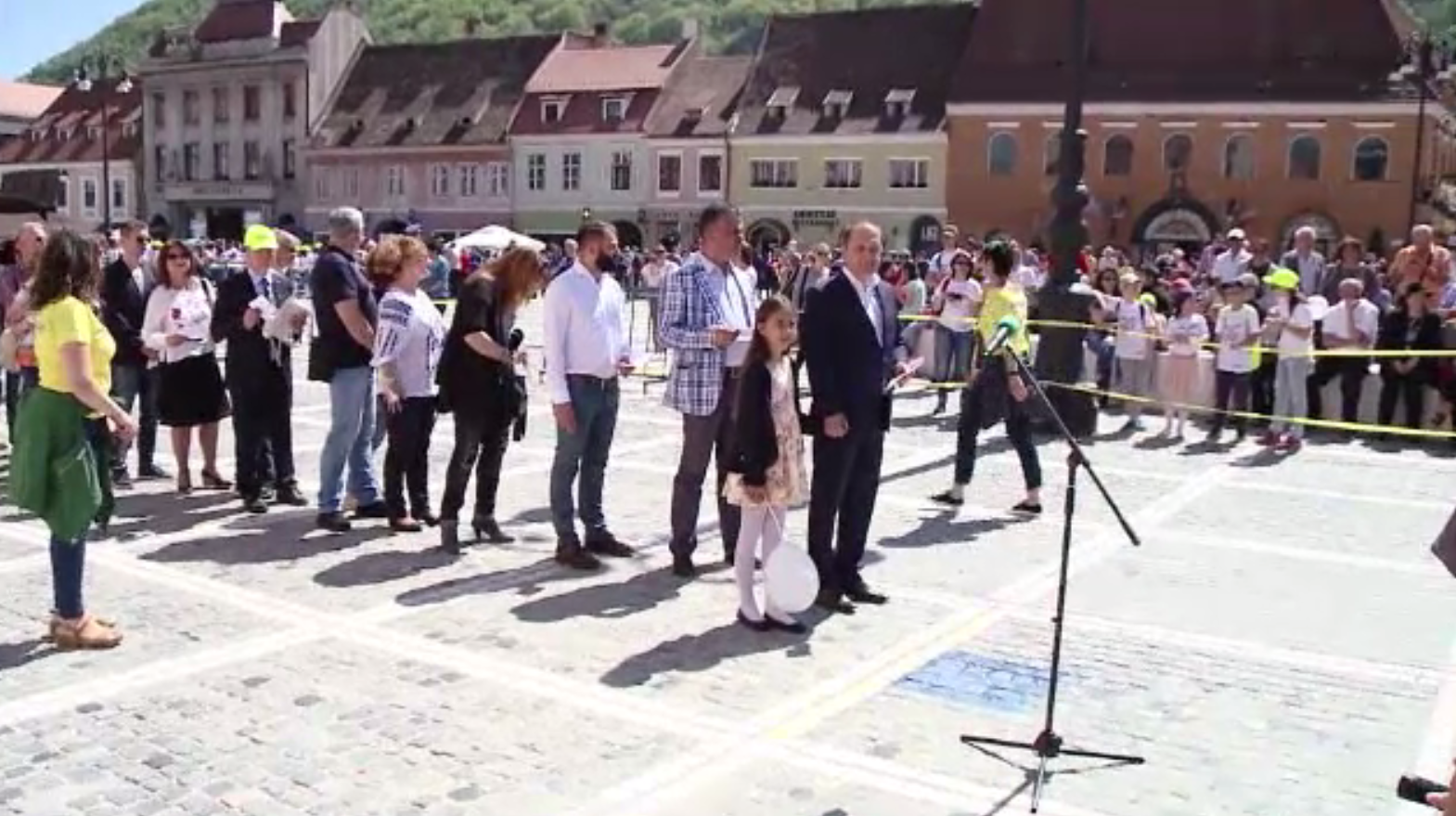 Reușită demnă de Cartea Recordurilor. Cel mai lung șir de oameni care citesc, la Brașov