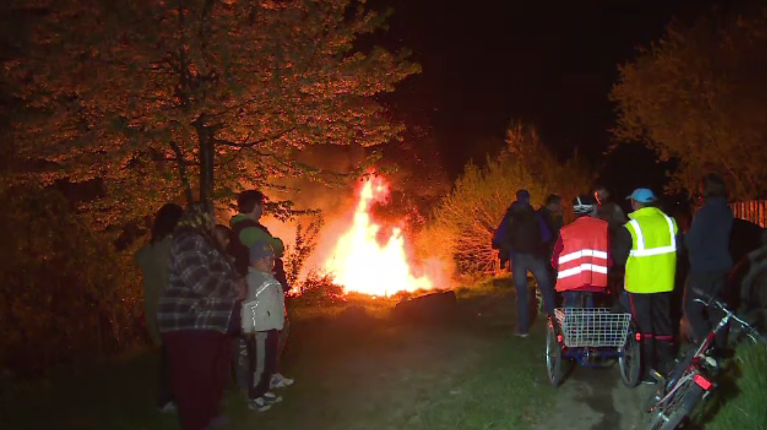 Obiceiuri de Sfântul Gheorghe. Foc pe dealuri pentru a alunga spiritele rele