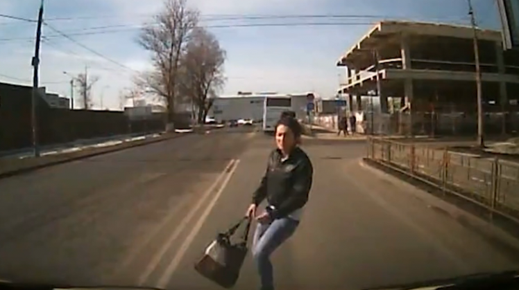 Momentul șocant în care o tânără se aruncă în fața unei mașini. VIDEO