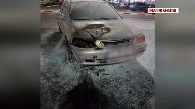 Mașină arsă complet după ce s-a aprins spontan în parcarea unui mall din Galați