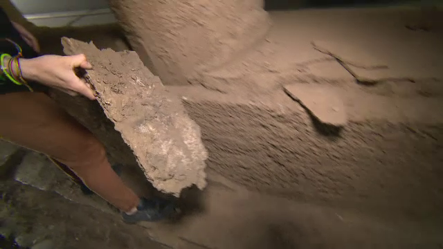 Un pod din Capitală, pe sub care trec zilnic mii de români, se poate prăbuși oricând