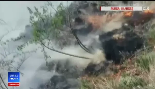 Incendiu de vegetație masiv în Arges. Turiști evacuați și trafic pe Transfăgărășan oprit