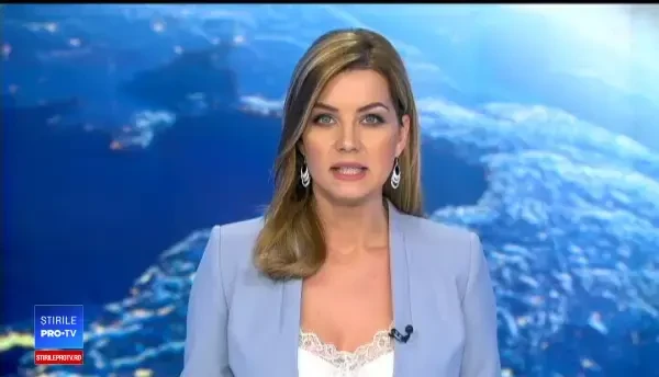 Mașină arsă complet după ce s-a aprins spontan în parcarea unui mall din Galați