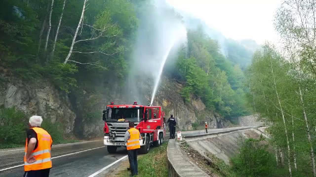 Incendiul de lângă Cetatea Poenari, aproape de lichidare, după operațiuni de stingere cu elicopterul