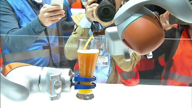 Cel mai mare târg industrial din lume, deschis la Hanovra. Roboţii care au cucerit-o pe Merkel