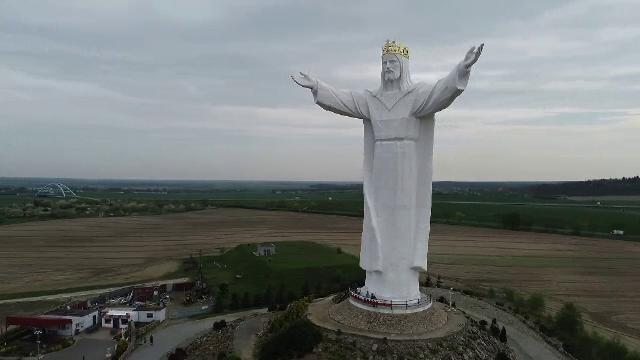 Scandal în Polonia din cauza unei statui gigantice cu Iisus. Apariţia de pe capul construcţiei