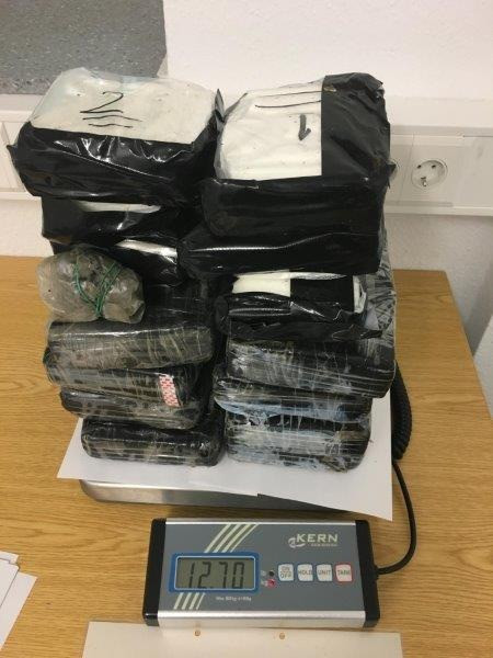12,7 kg de cocaină descoperite în mașina unor români, în Germania. O defecțiune banală i-a dat de gol