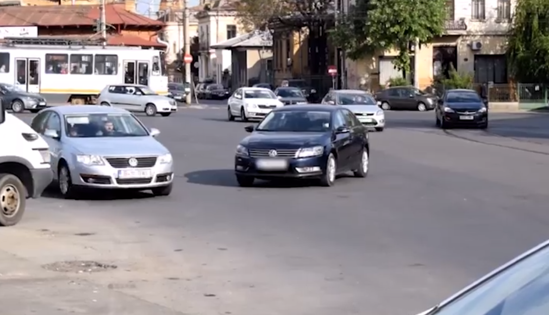 O femeie și-a parcat mașina într-o intersecție din București. Măsura luată de polițiștii care au descoperit-o