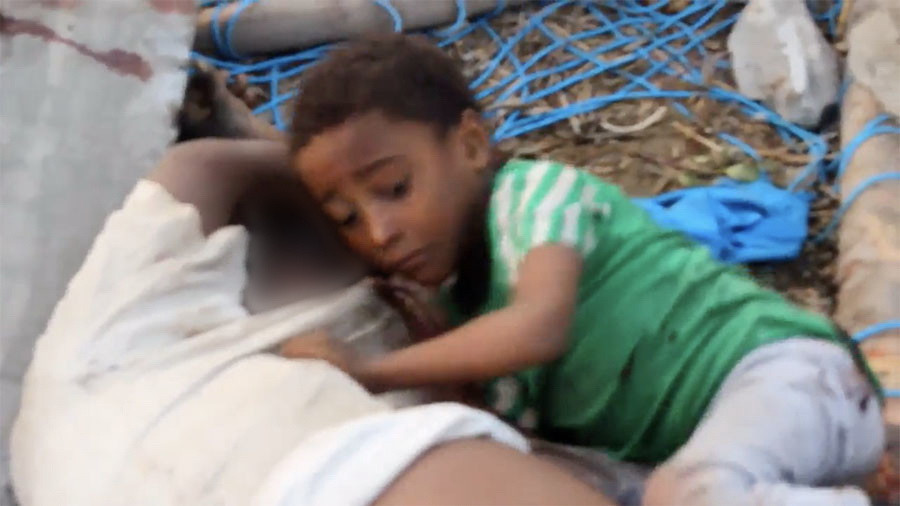 Băiețel agățat de trupul tatălui mort după bombardament, imagine puternică a războiului din Yemen