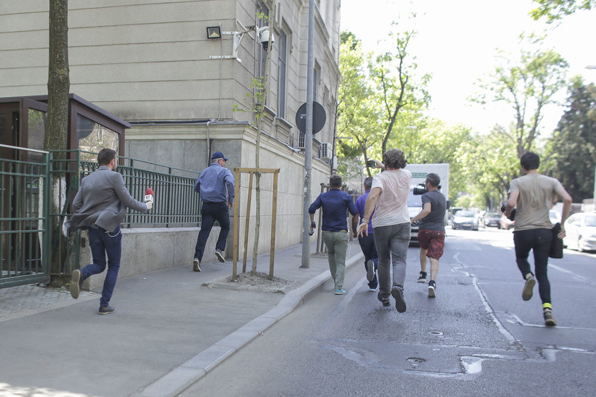 Un inculpat celebru a luat-o la fugă când a ieșit din sediul DNA. FOTO