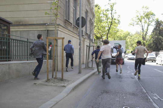 Un inculpat celebru a luat-o la fugă când a ieșit din sediul DNA. FOTO