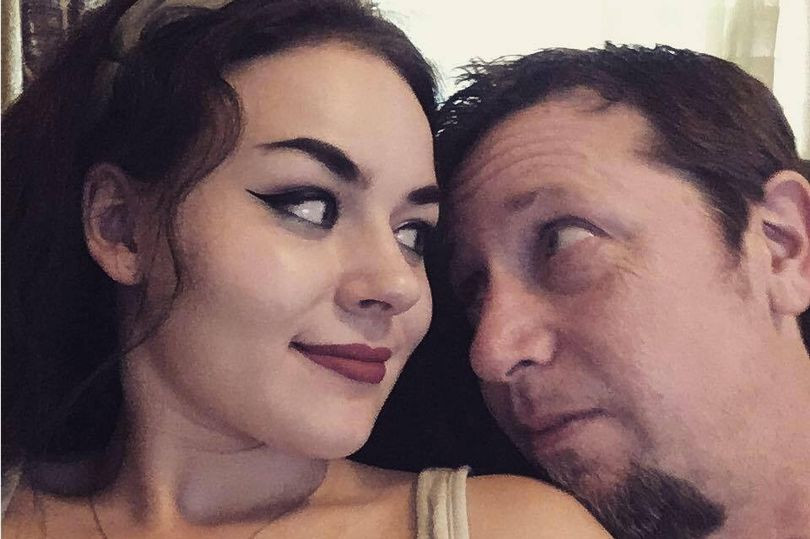 Cum descrie o adolescentă relația sa cu un bărbat cu 27 de ani mai în vârstă, tată a 3 copii