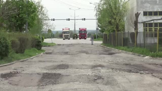 Drumurile proaste ne scumpesc viața cu 20%. "Ce face neamţul cu 10 oameni noi facem cu 15”