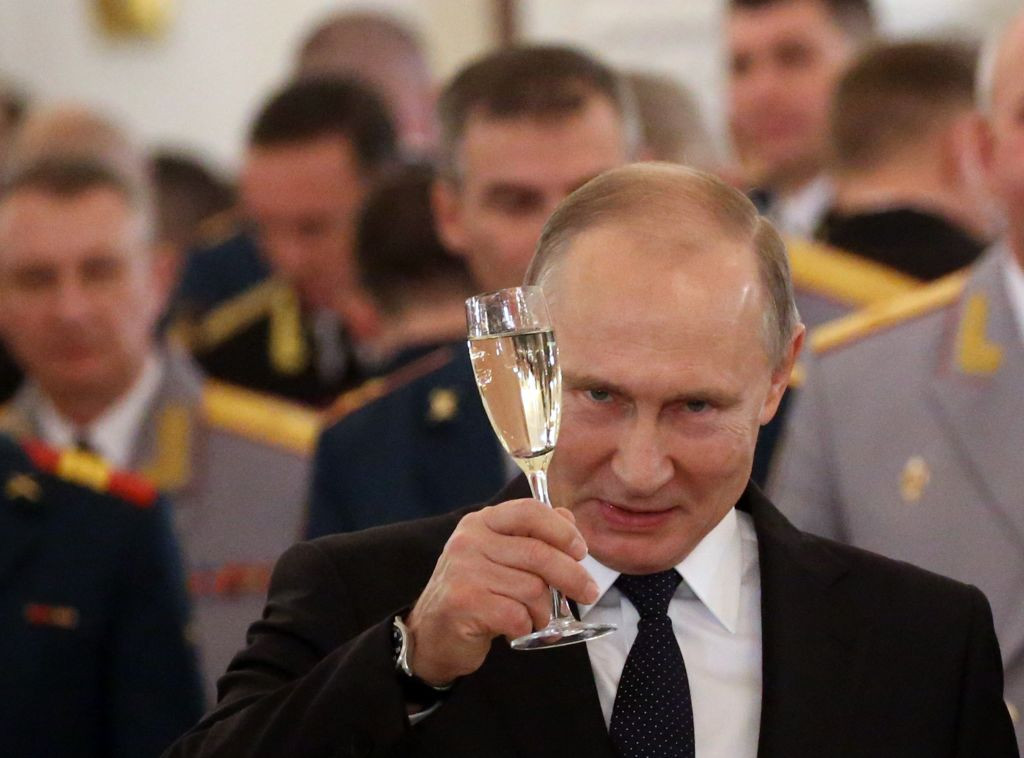 Viitorii acoliţi ai lui Putin, puşi să sară de pe stânci şi să stea sub tanc