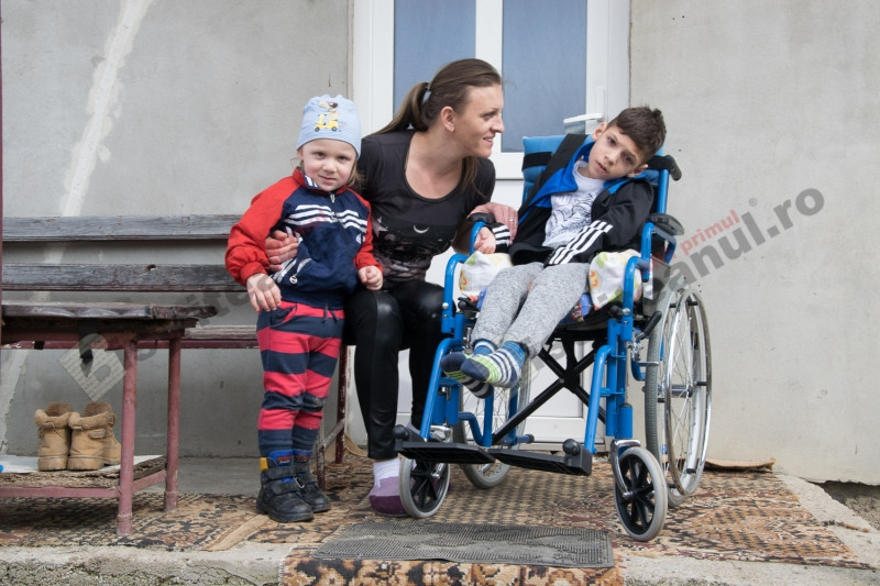 Un băiețel de 10 ani, diagnosticat cu pareză cerebrală, are nevoie de ajutor urgent