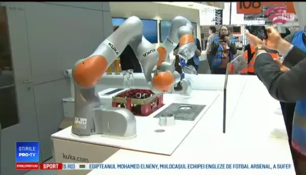 Cel mai mare târg industrial din lume, deschis la Hanovra. Roboţii care au cucerit-o pe Merkel