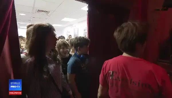 Piese pentru adolescenţi, la teatrele din Bucureşti. S-au îmbrăcat în negru şi au început să facă pe ninja