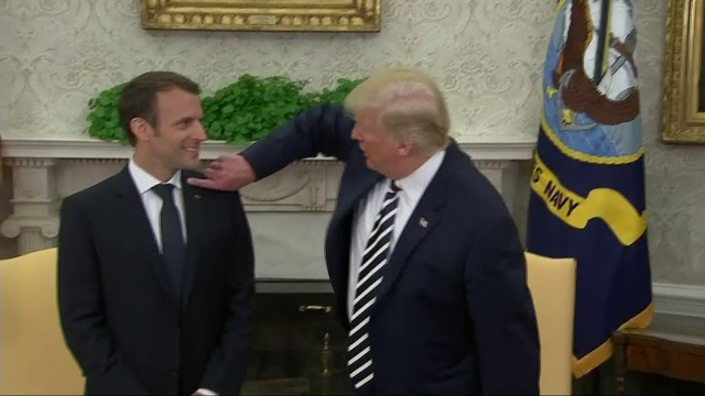 Macron a ironizat gesturile de afecțiune ale președintelui Donald Trump