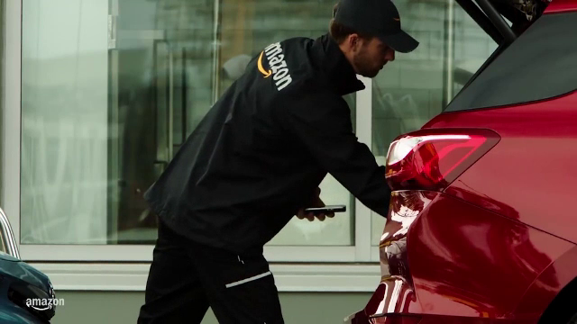 Amazon livrează acum colete și în portbagajul mașinii clienților. Cum funcționează sistemul