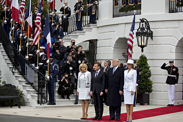 Momentul în care Melania Trump refuză, din nou, să-și ia de mână soțul. VIDEO