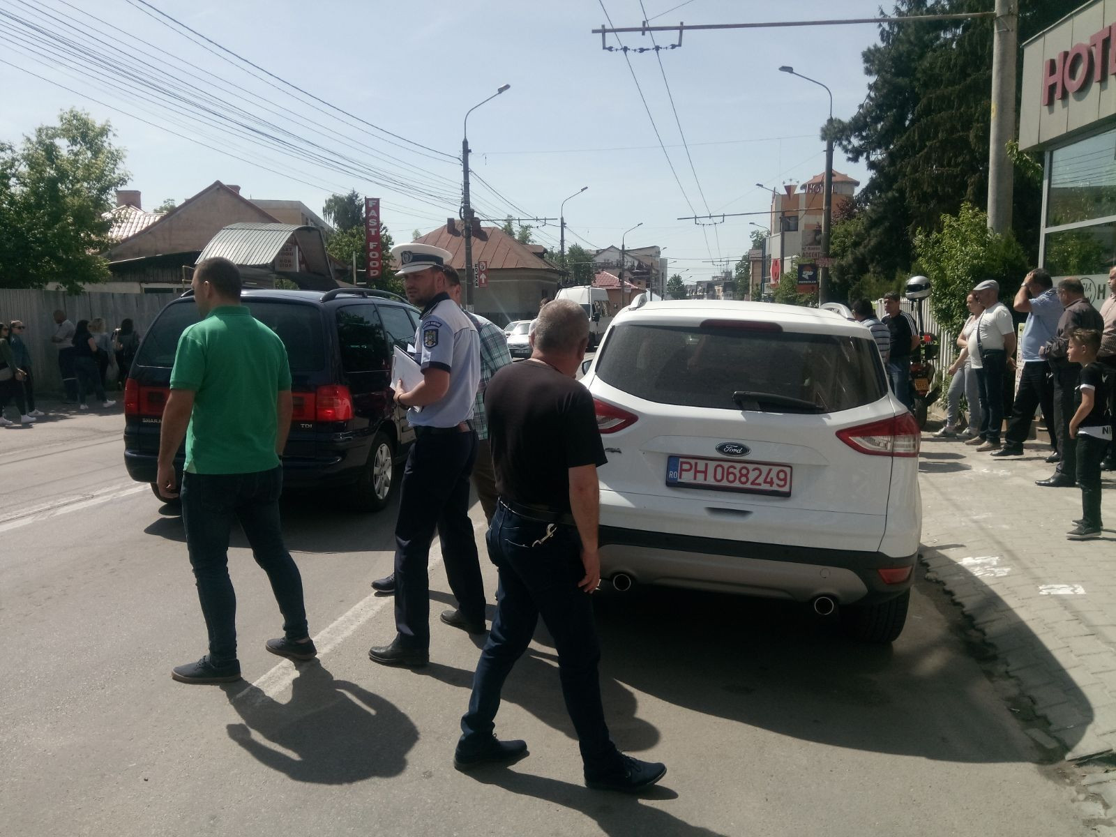 Polițist rănit după ce s-a izbit cu scuterul într-o portieră deschisă de soția unui șofer. FOTO