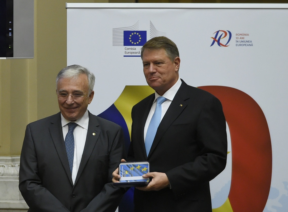 Iohannis, înțepături la adresa lui Isărescu: ”Probabil acolo sunt mai mulţi tei în parc”