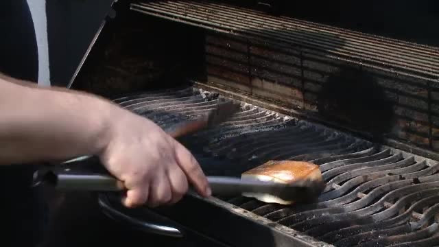 Românii, cuprinșii de mania grătarelor. Cele mai scumpe ajung la 3.000 de lei