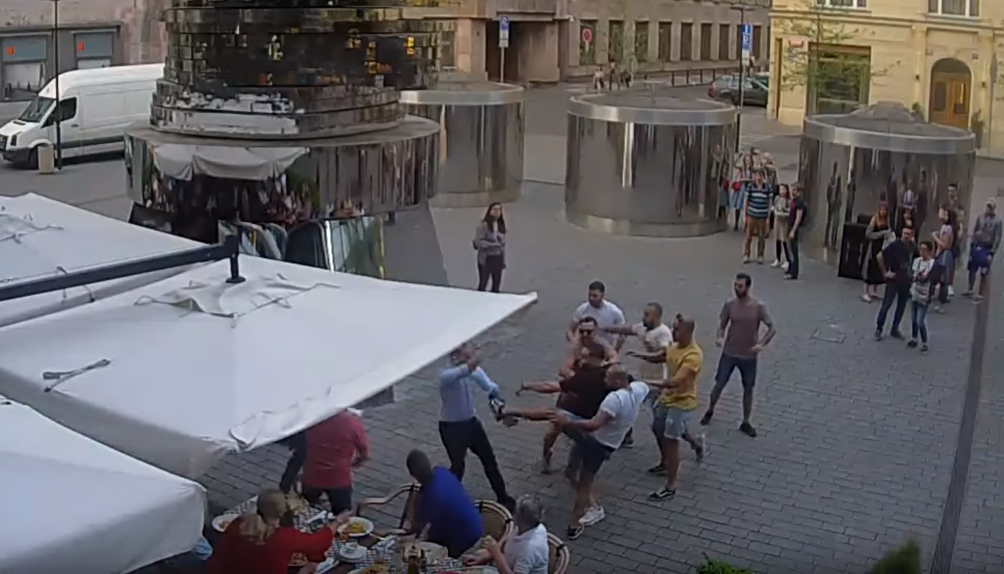 Turişti încătuşaţi în Praga, după ce au bătut cu sălbăticie un chelner. VIDEO