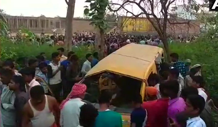 Cel puțin 13 copii au murit în India, după ce autobuzul şcolar în care se aflau a fost lovit de tren