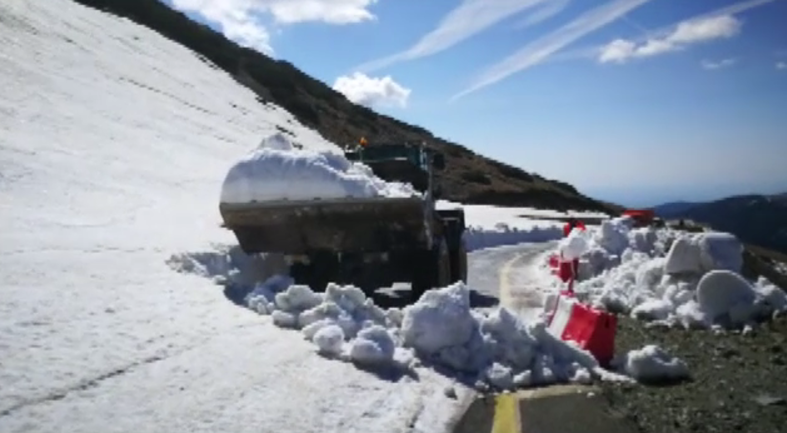 Strat de zăpadă de trei metri, pe Transalpina. Drumarii intervin cu utilaje