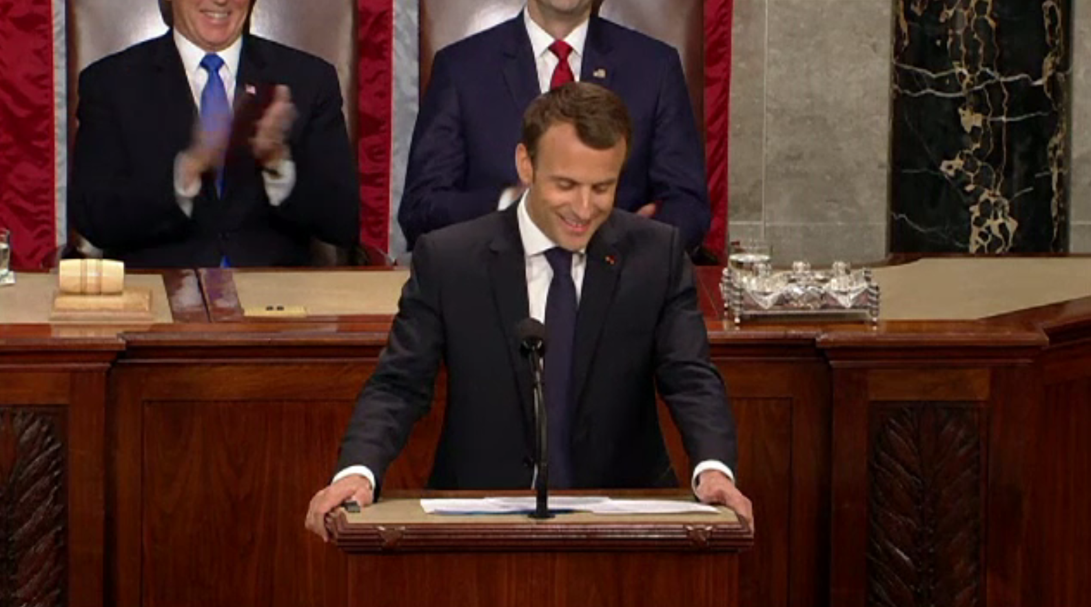 Macron a ironizat gesturile de afecțiune dintre el și Trump, în Congresul american