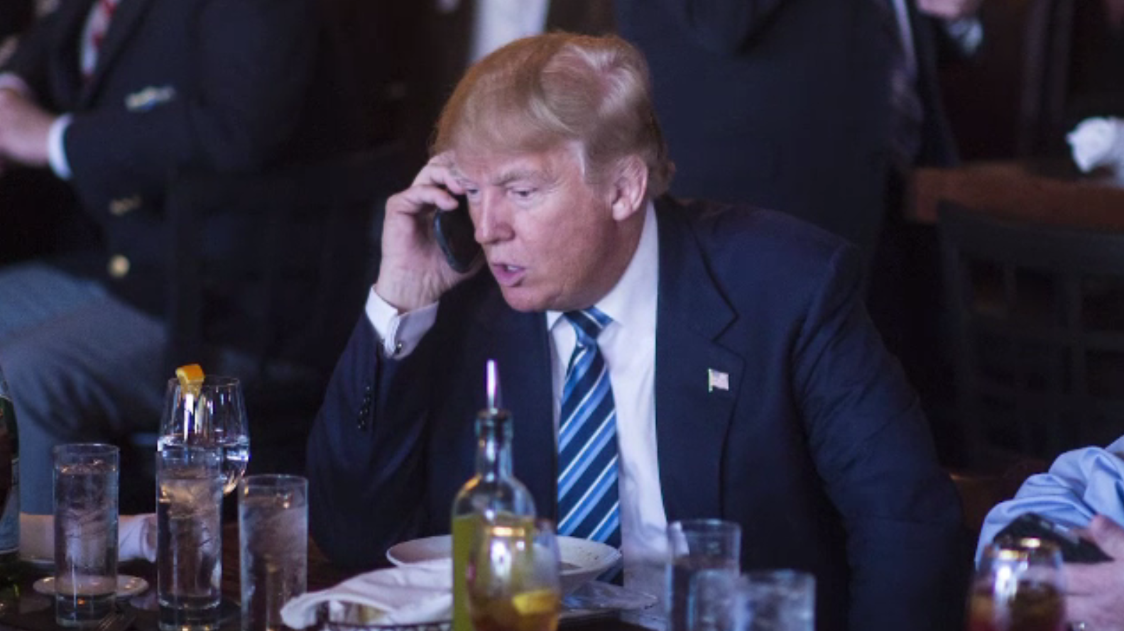 Donald Trump îşi foloseşte tot mai des telefonul personal. Avertismentul specialiștilor în securitate