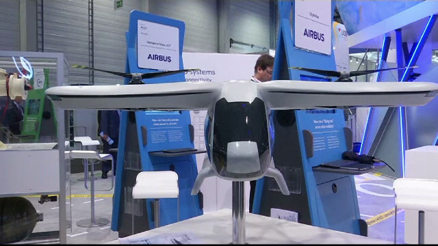 Taxiuri aeriene și roboţi în loc de însoţitoare de bord, la Salonul Aeronautic la Berlin