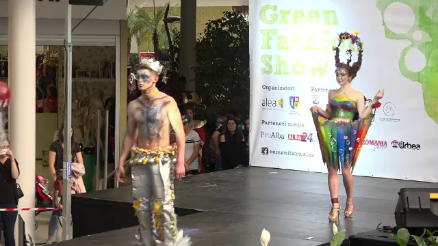 Parada inedită la Alba-Iulia. Zeci de elevi au croit ţinute din materiale reciclabile