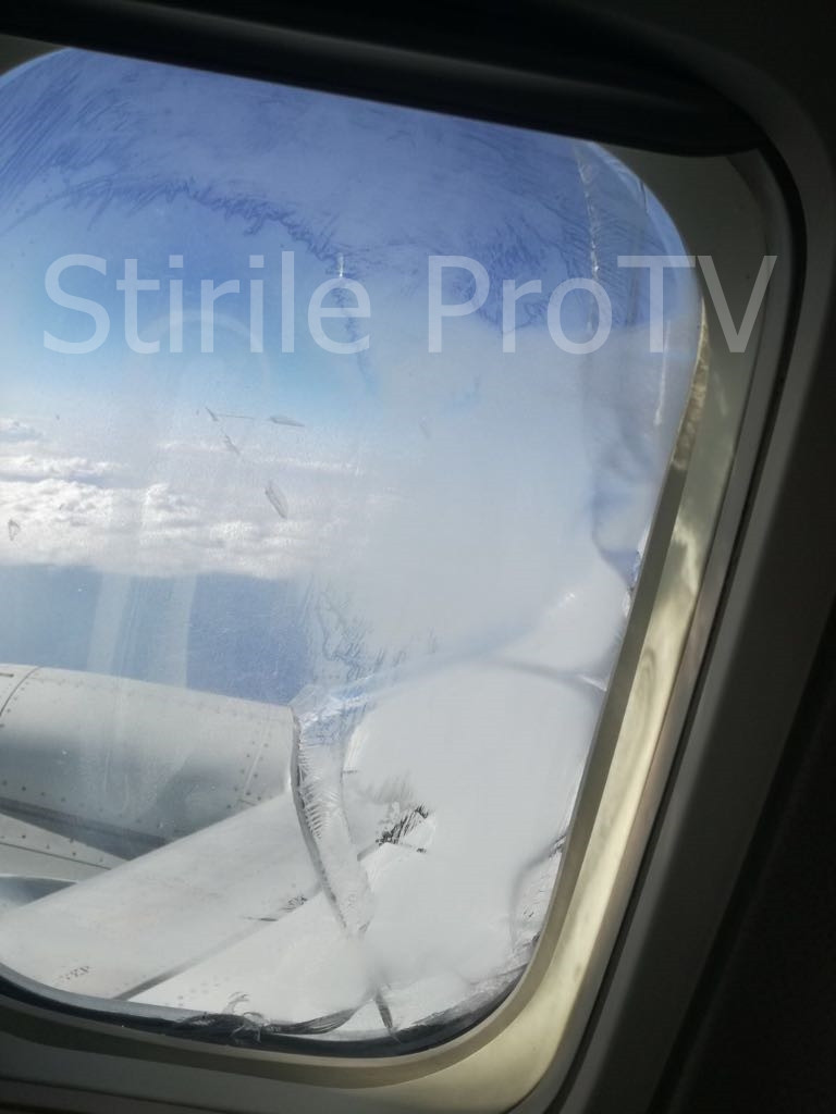avion TAROM, geam fisurat