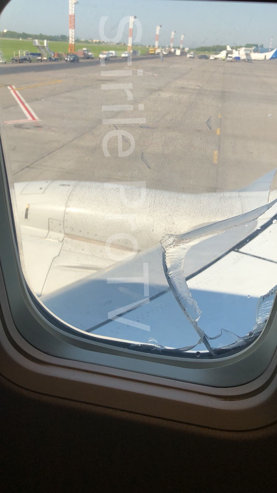 avion TAROM, geam fisurat