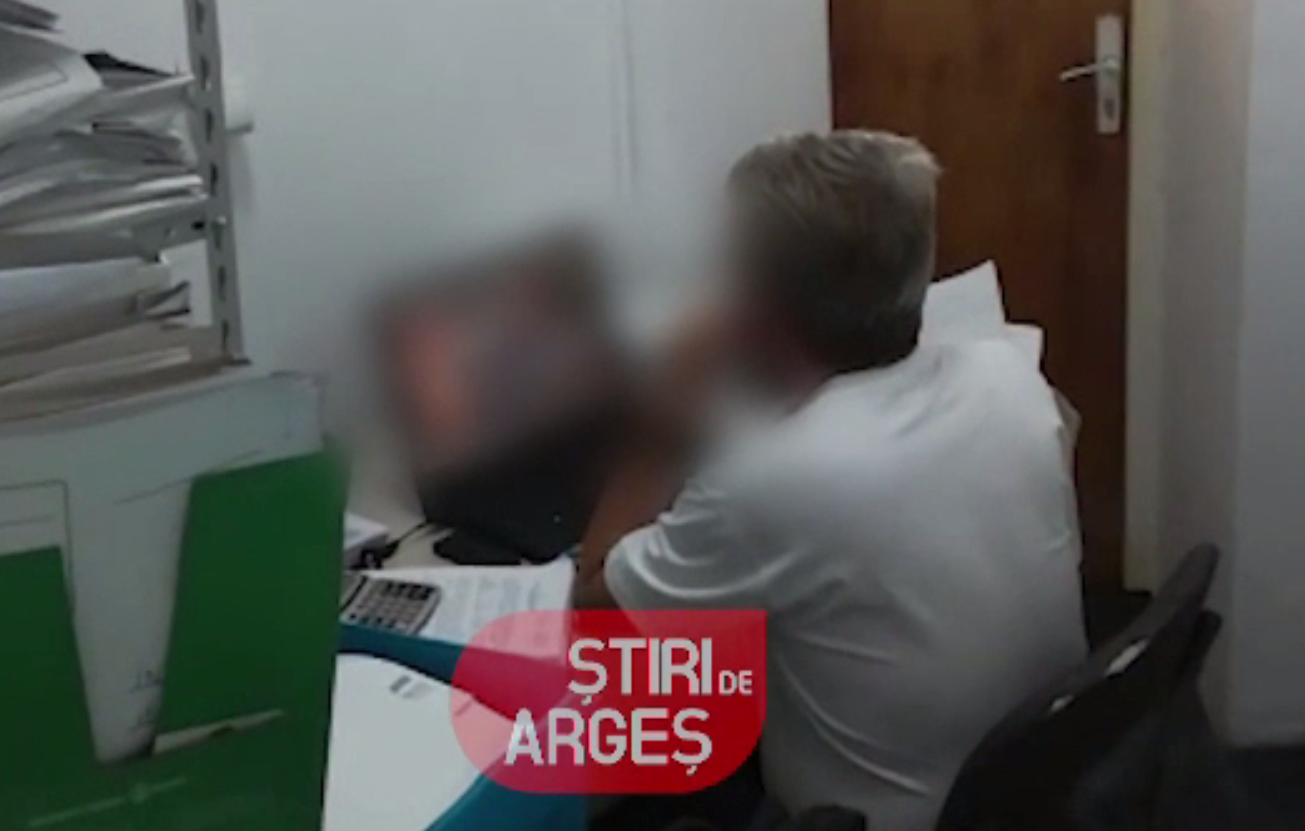 Funcționar public din Argeș, surprins de un cetățean în timp ce urmărea materiale pornografice