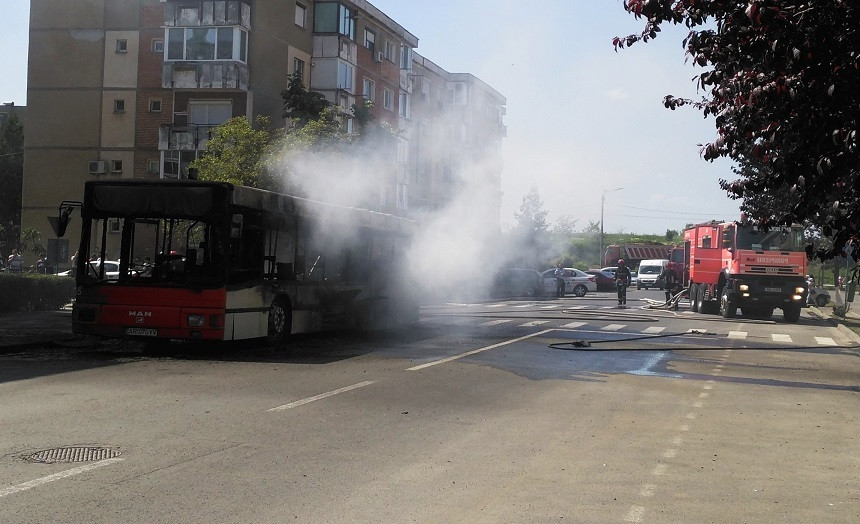 Un autobuz a luat foc în mers, în Arad. Maşina a ars complet. VIDEO