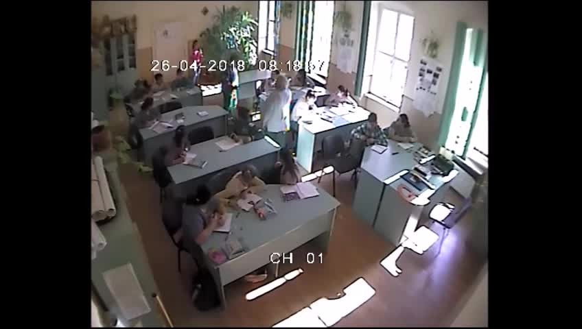 Două eleve din Sibiu, biciuite în sala de clasă de un bărbat