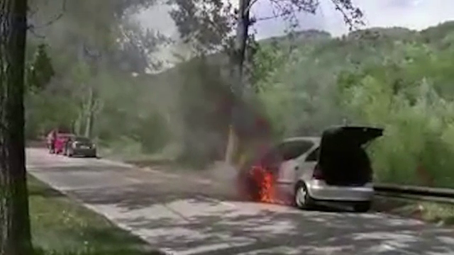 Un bărbat s-a salvat la limită, după ce i s-au blocat ușile mașinii care luase foc