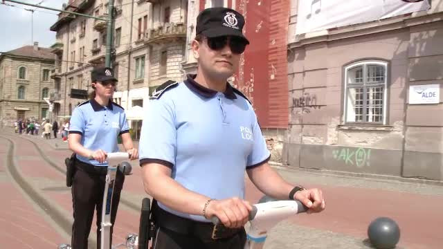 Poliţişti pe segway, biciclete şi şalupe, în Timişoara. Reacţia localnicilor