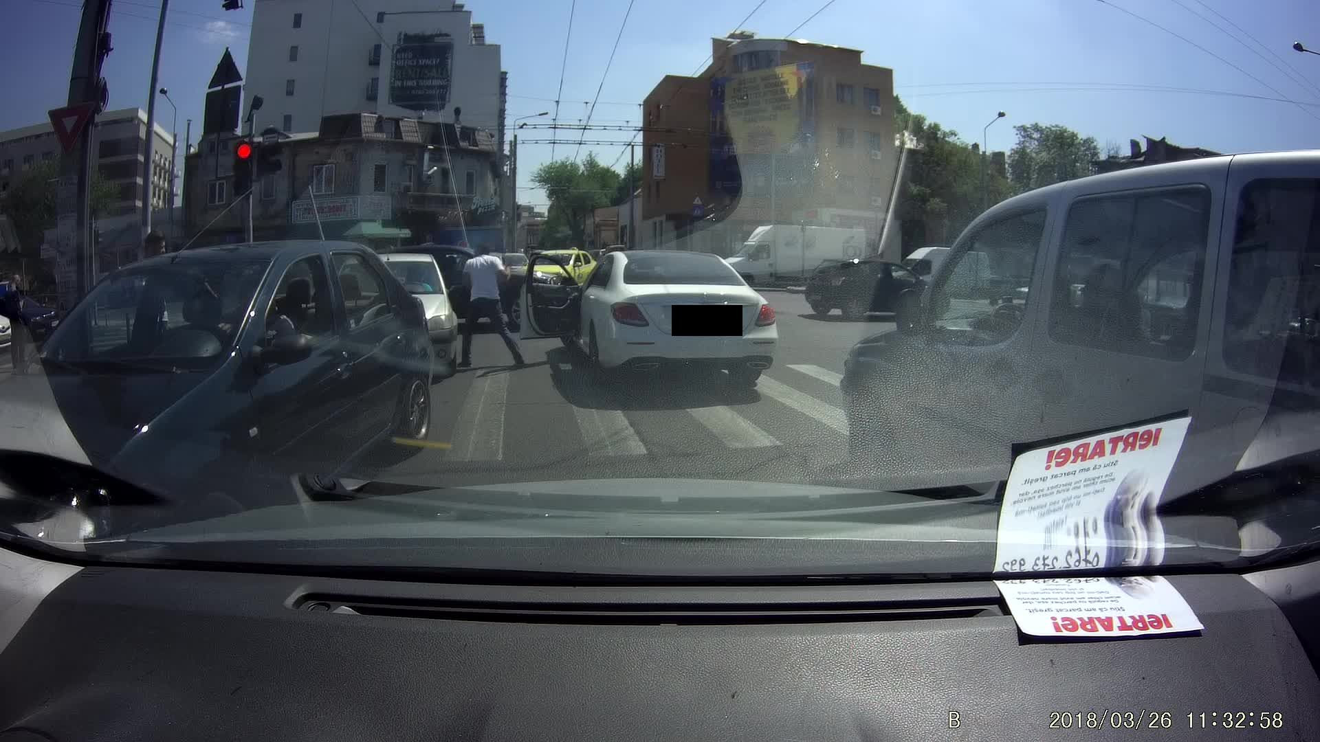 Imagini șocante în București: un șofer se dă jos și sparge geamul unui Logan