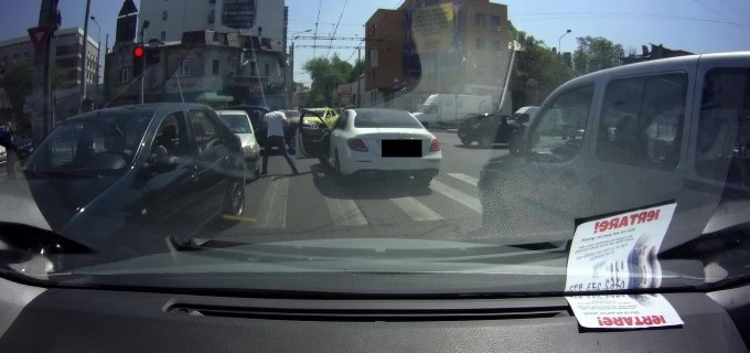 Imagini socante in Bucuresti: un sofer se da jos si sparge geamul unui Logan