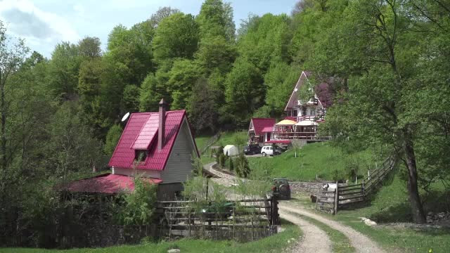 Locul unde turiştii vin ca să nu aibă semnal la telefon şi terase cu muzică la maxim