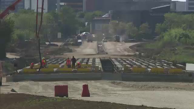 Drumul românilor spre Vest blochează autostrăzile din România. Un singur muncitor pe șantiere