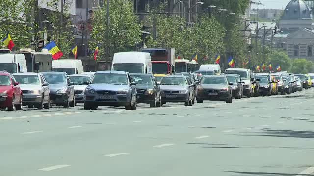 Zeci de mii de români ar fi plătit mai mult pe polița RCA. Baza de date dă erori des